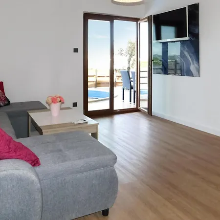 Stunning In With Kitchen Apartment *